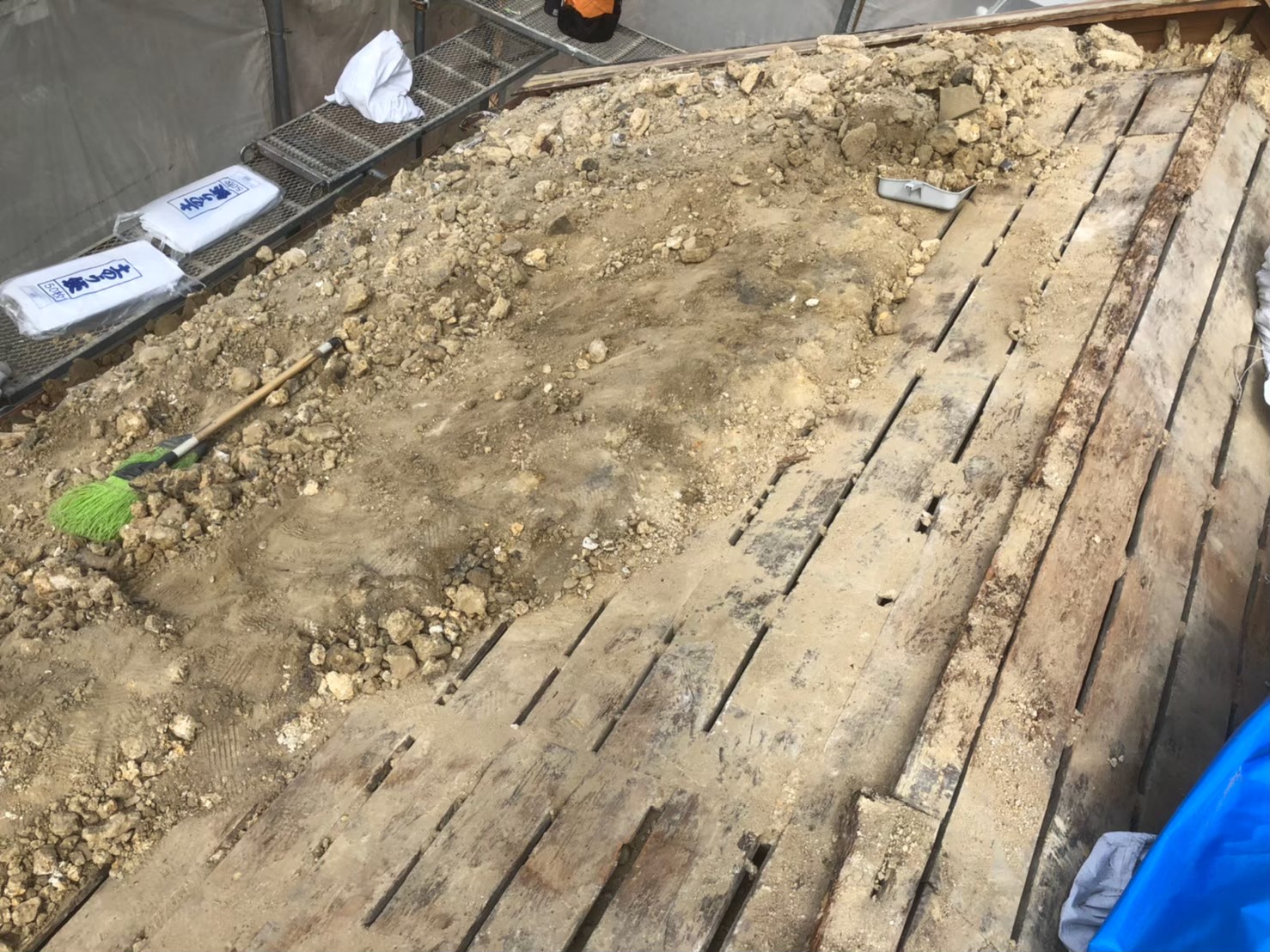 葺き土の下からバラ板